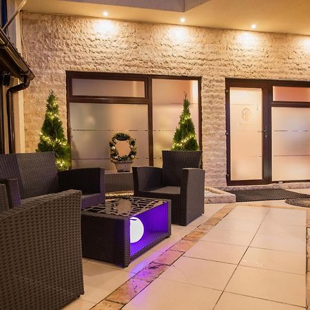 H & V Residence - Bungalow Apartment Arad Bagian luar foto