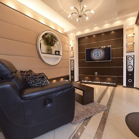 H & V Residence - Bungalow Apartment Arad Bagian luar foto