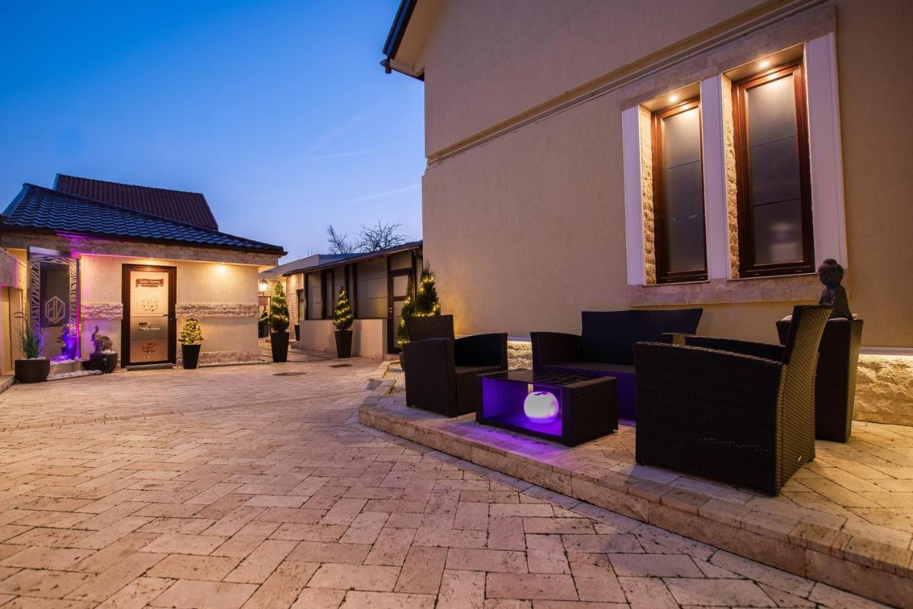 H & V Residence - Bungalow Apartment Arad Bagian luar foto