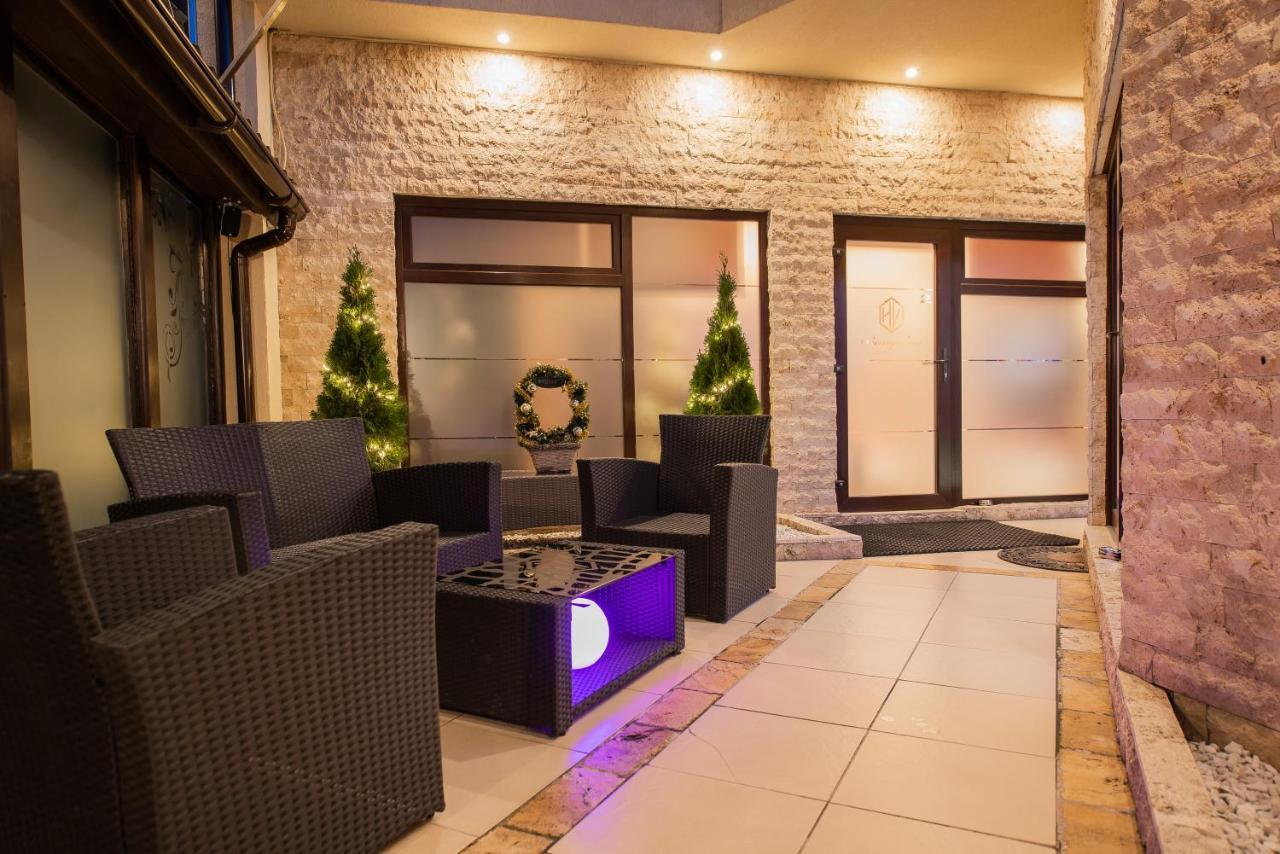 H & V Residence - Bungalow Apartment Arad Bagian luar foto