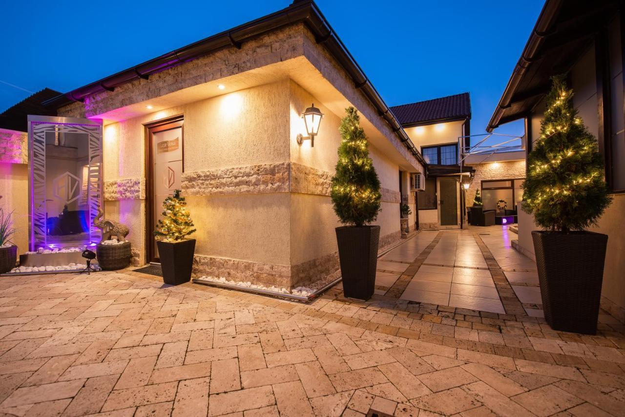 H & V Residence - Bungalow Apartment Arad Bagian luar foto