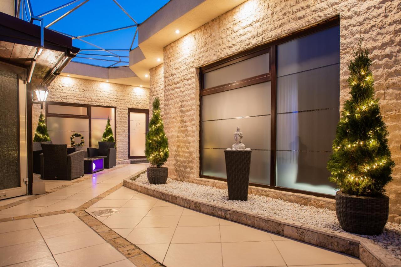 H & V Residence - Bungalow Apartment Arad Bagian luar foto