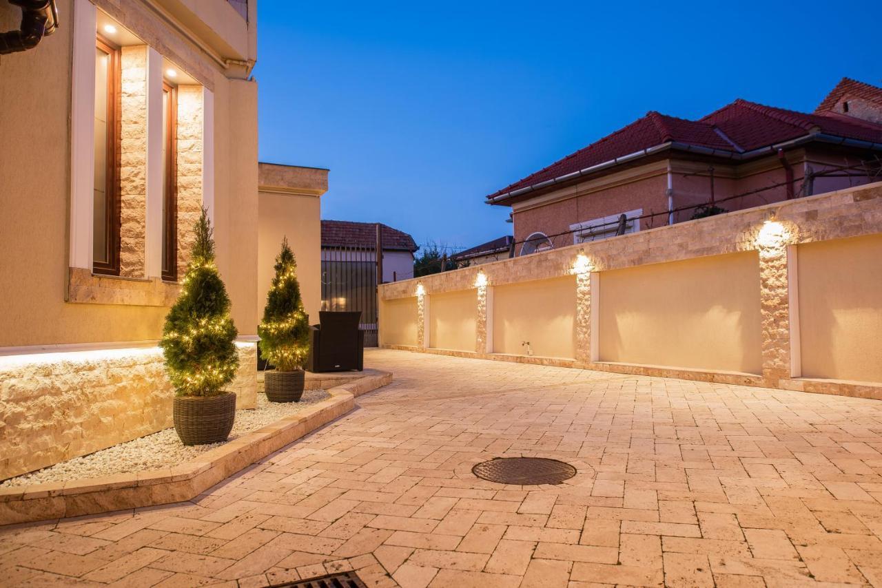 H & V Residence - Bungalow Apartment Arad Bagian luar foto