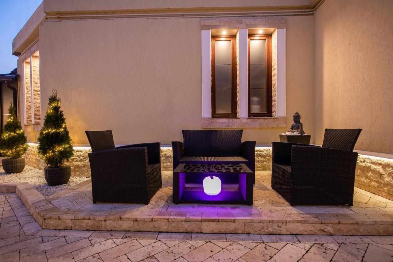 H & V Residence - Bungalow Apartment Arad Bagian luar foto