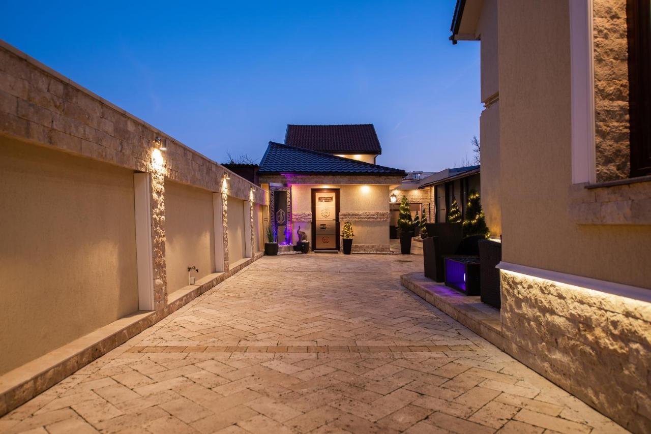 H & V Residence - Bungalow Apartment Arad Bagian luar foto