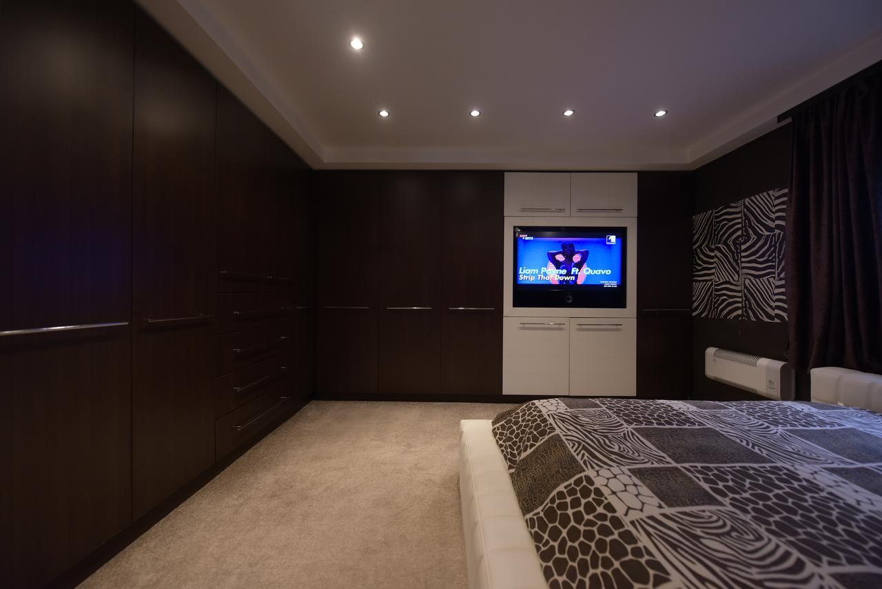 H & V Residence - Bungalow Apartment Arad Bagian luar foto