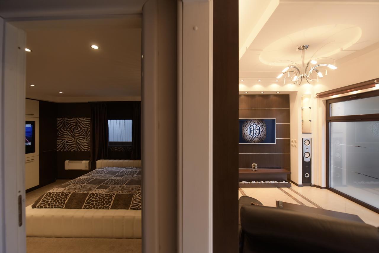 H & V Residence - Bungalow Apartment Arad Bagian luar foto
