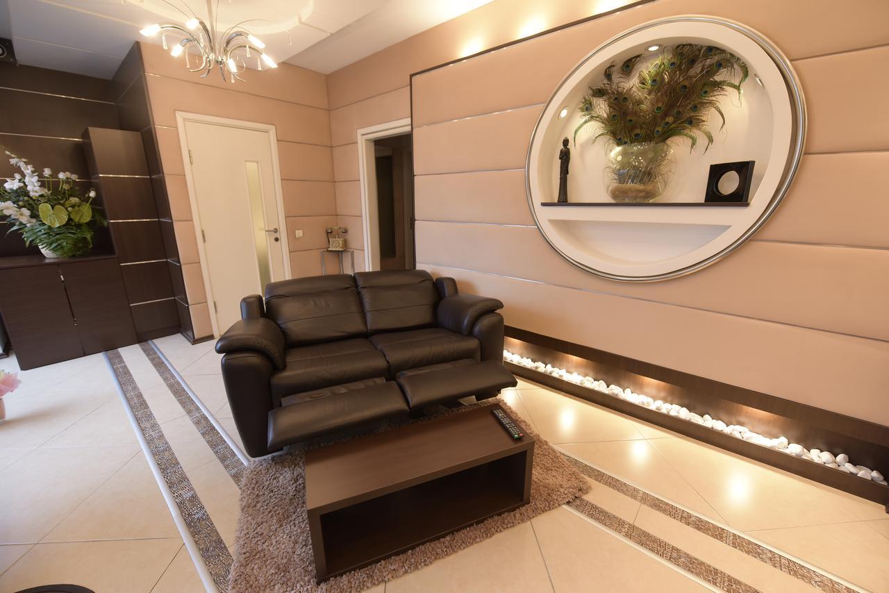 H & V Residence - Bungalow Apartment Arad Bagian luar foto