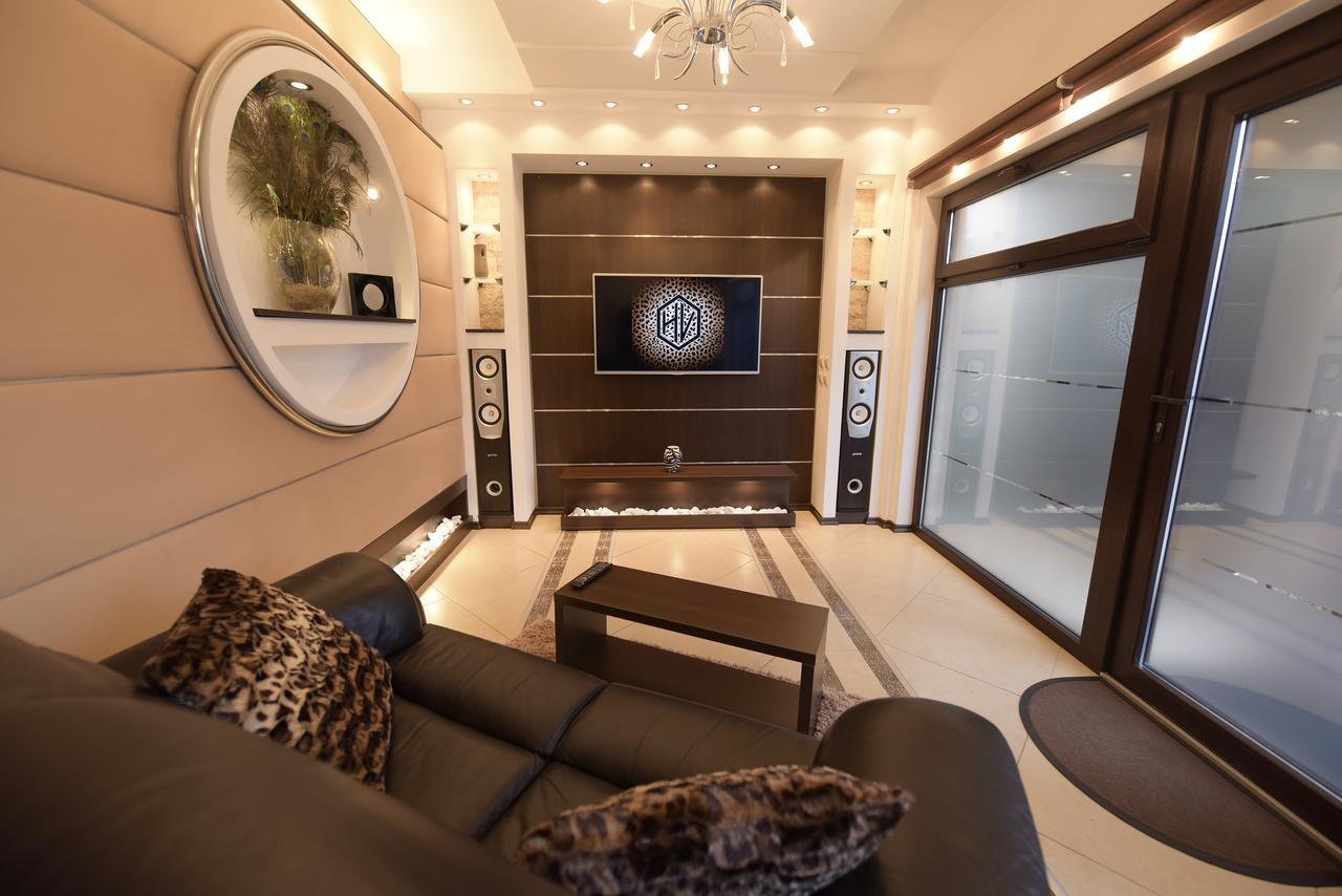 H & V Residence - Bungalow Apartment Arad Bagian luar foto