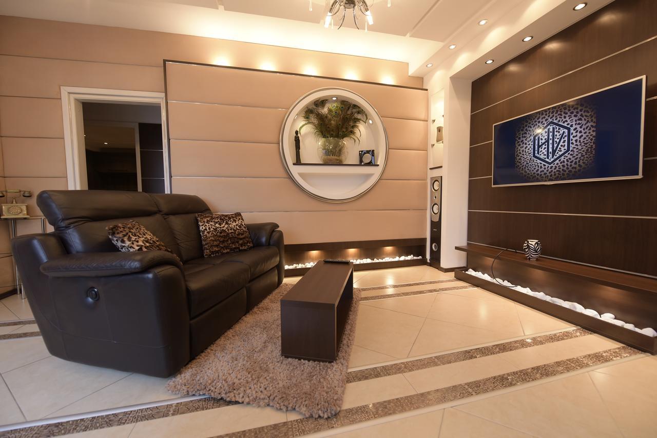 H & V Residence - Bungalow Apartment Arad Bagian luar foto