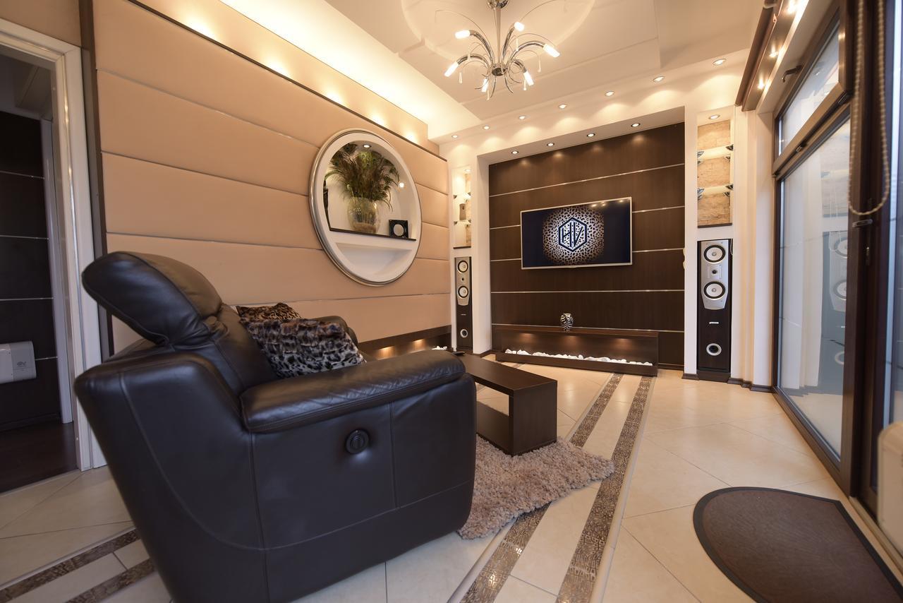 H & V Residence - Bungalow Apartment Arad Bagian luar foto