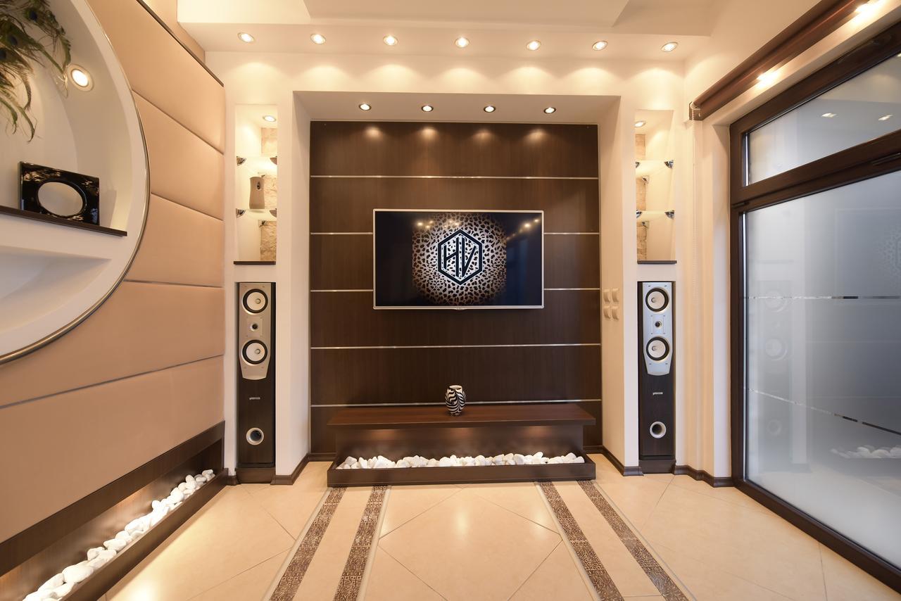 H & V Residence - Bungalow Apartment Arad Bagian luar foto