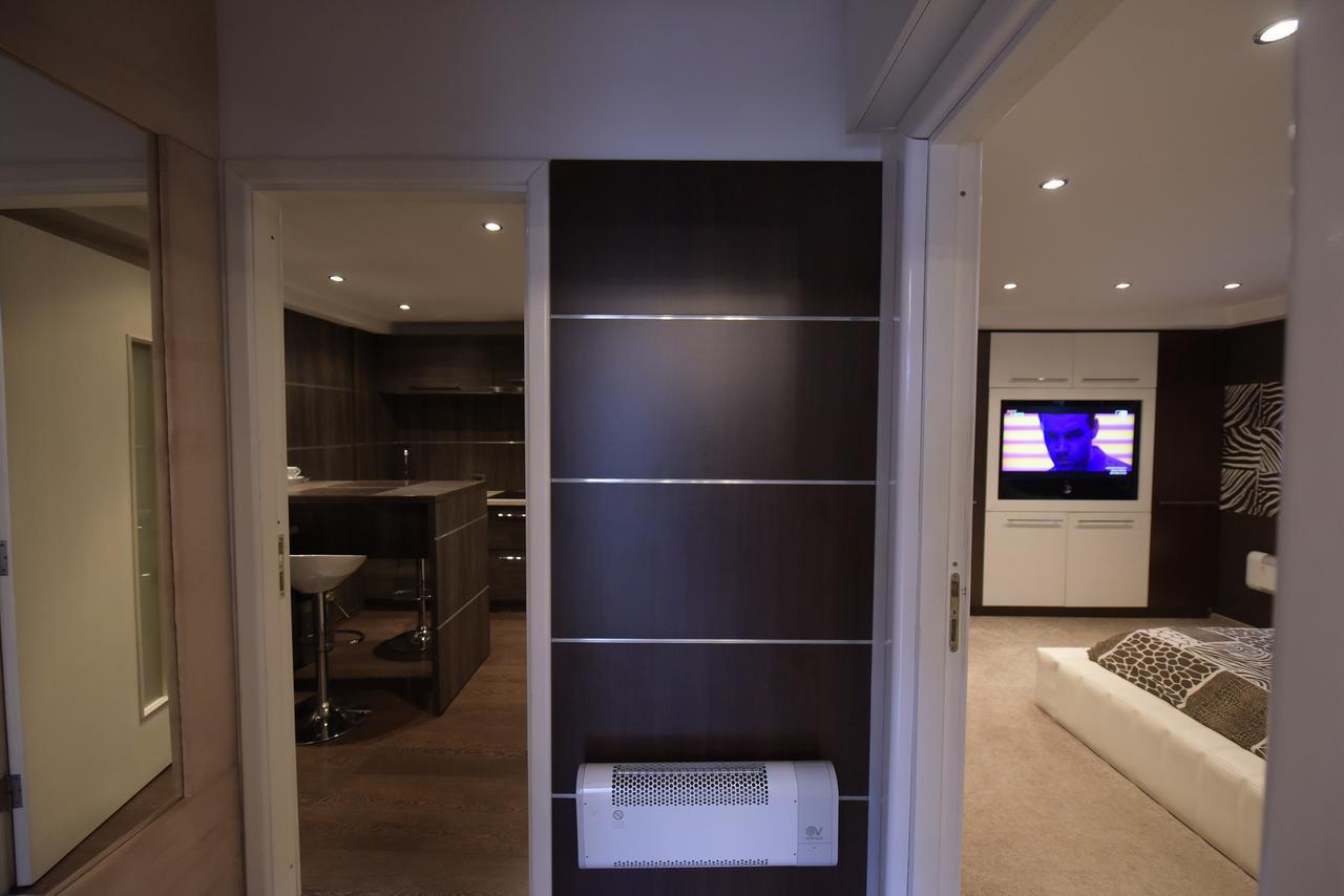 H & V Residence - Bungalow Apartment Arad Bagian luar foto