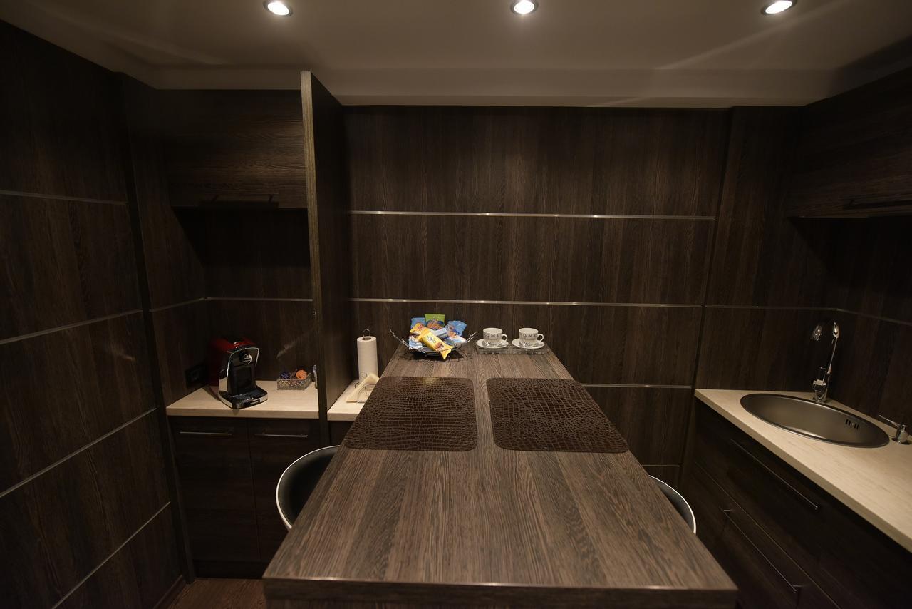H & V Residence - Bungalow Apartment Arad Bagian luar foto
