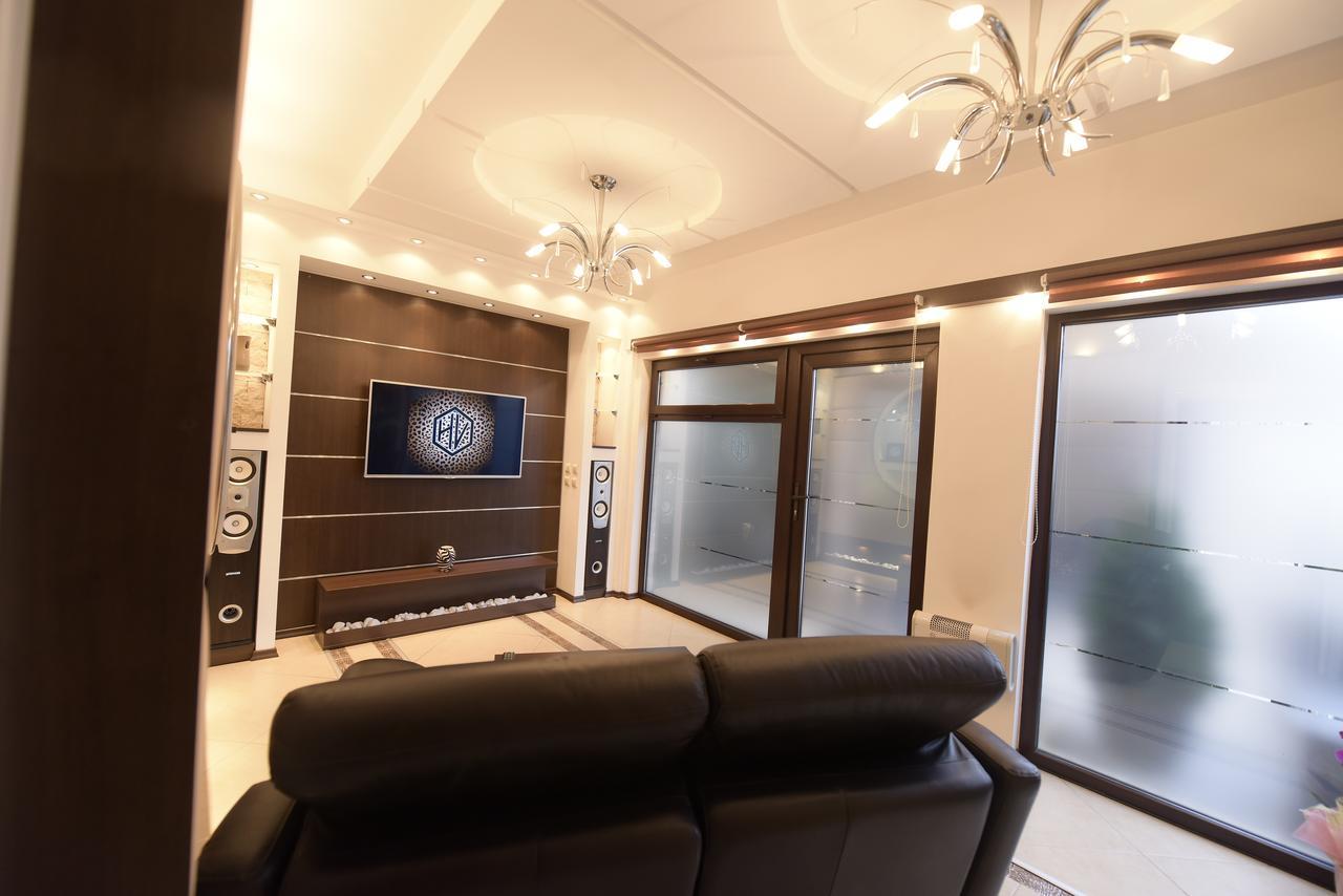 H & V Residence - Bungalow Apartment Arad Bagian luar foto
