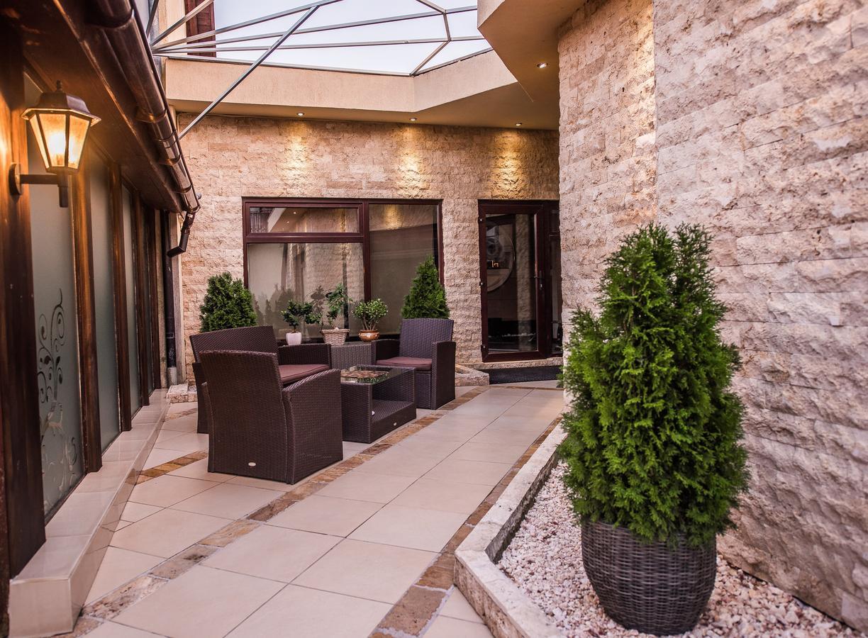 H & V Residence - Bungalow Apartment Arad Bagian luar foto
