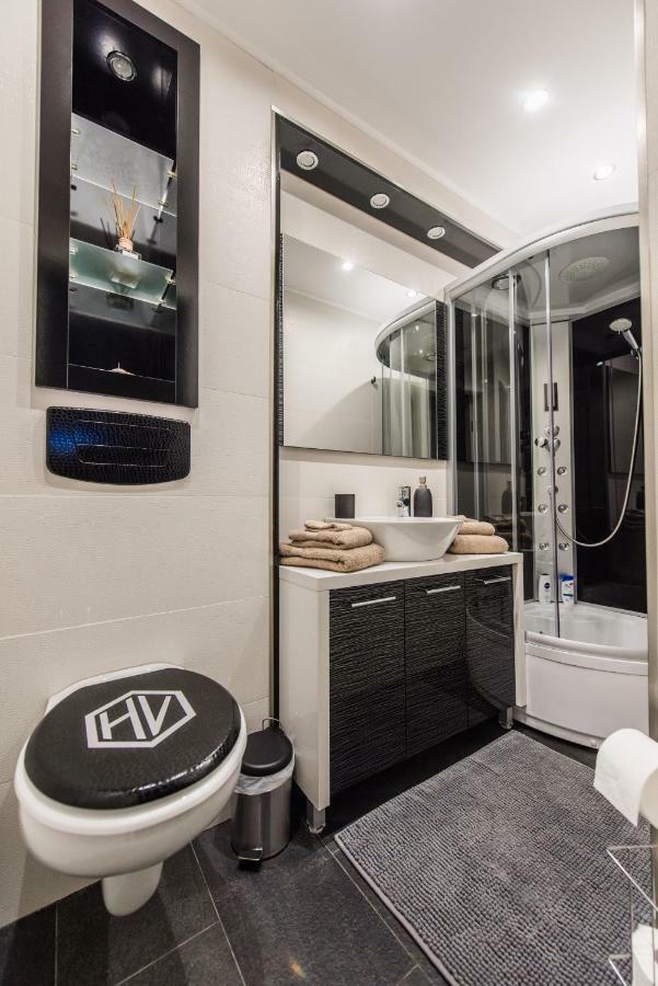 H & V Residence - Bungalow Apartment Arad Bagian luar foto
